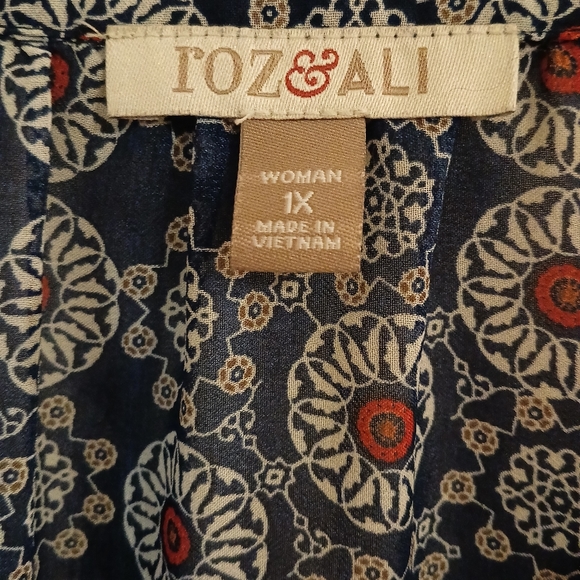 Roz & Ali Women's Navy Medallion Print Sleeveless With Red Border Size 1X - Picture 3 of 8